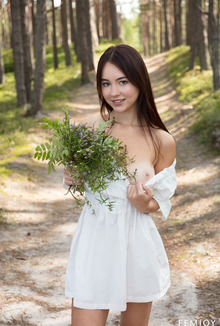Dellia Real Cutie Brunette Gives Outdoors Nude Show