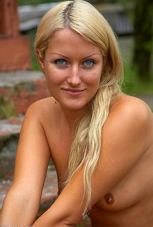 Anna K cute blonde babe outdoor posing naked