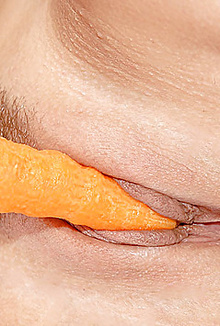 Tereza Fox Gorgeous blonde pussy play with carrot