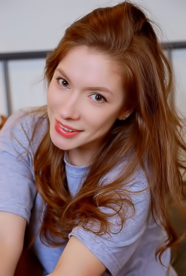 Sata Jones Voluptuous Beauty Smiles Seductively As She Spreads Her Long Legs In A Wide Split