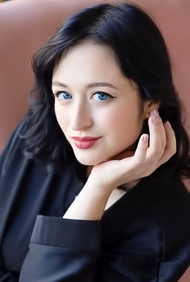 Anna Sugar Tugs Her Thong Panties Between Her Plump Pussy Lips