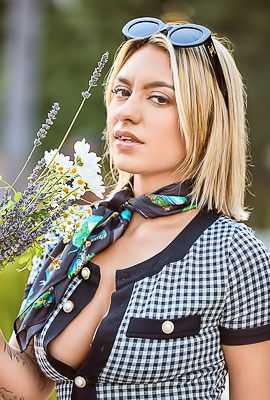 Blonde Hottie Gypsy Rose Has The Most Intense Squirting Orgasm