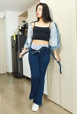 Leyla Grey undresses to reveal her juicy butt and sexy figure