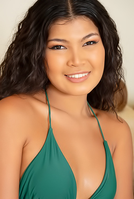 Rosah & Kathai Spread Wide To Flaunt Her Plump-lipped Pussy