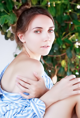 Dannielas Serene Striptease: Breasts Bouncing in the Sun-Kissed Garden