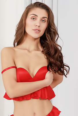 Leo Ahsoka Adding The Finishing Touches To Her Makeup