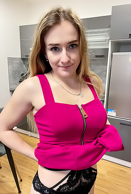 Dee Dee Sexy Babe Is Locked And Loaded For Some Sexy Fun