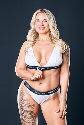 Cameryn Morie Thrills With Deepthroat And Creampie Action