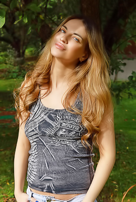 Victoria Kruzz Legs Up, Pussy Wet, On The Backyard Steps